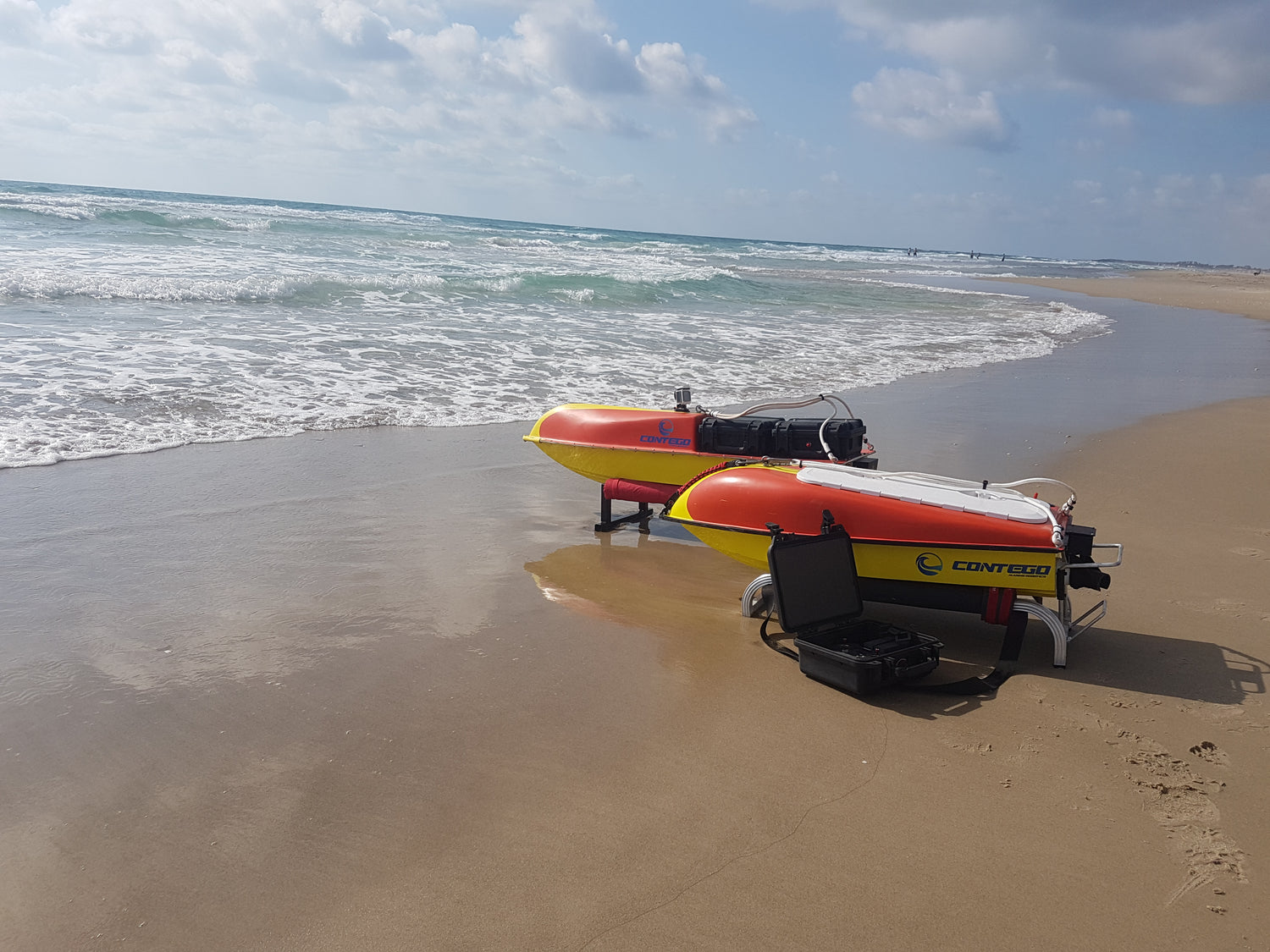 mono-hull USV, compact unmanned surface vessel, shallow-water USV, jet-powered USV, autonomous marine platform.
Contego - viper 110 on water - usv for marine robotics